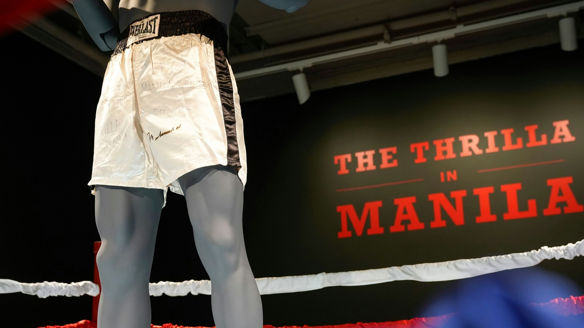 Eine weiße,von Muhammad Ali signierte Hose der Marke Everlast mit schwarzen Streifen