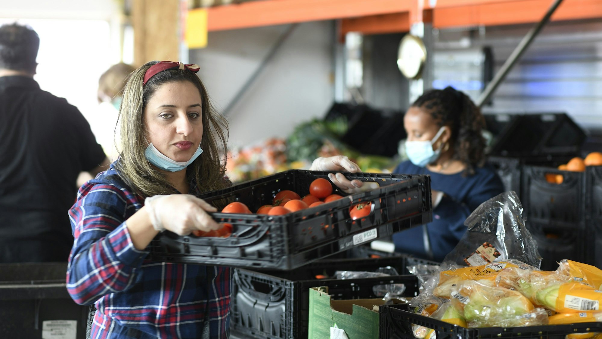 Das Bild zeigt eine Mitarbeiterin der Zülpicher beim Sortieren von Lebensmitteln.