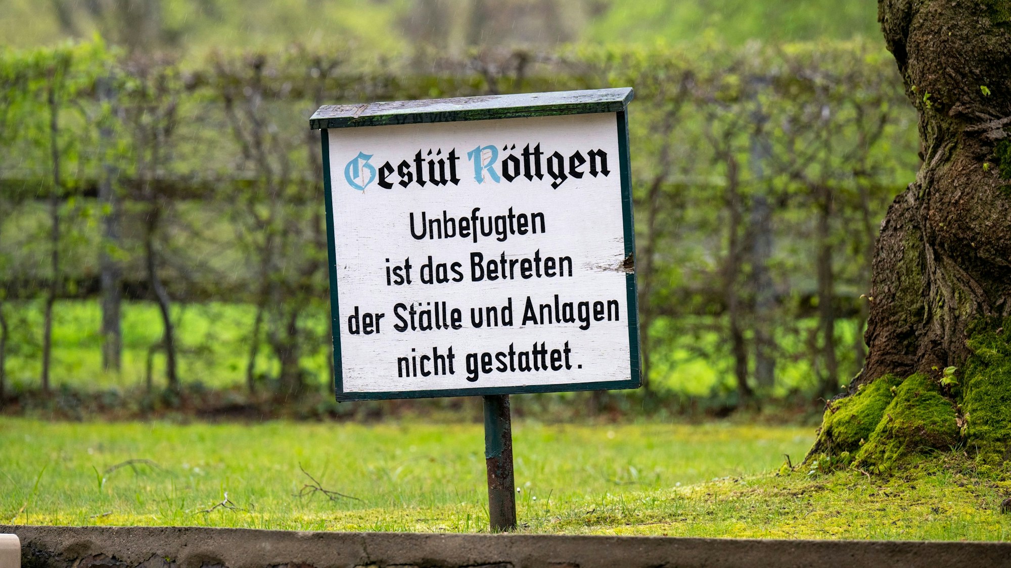 Ein Schild am Gestüt Röttgen weist darauf hin, dass Unbefugten das Betreten verboten ist.