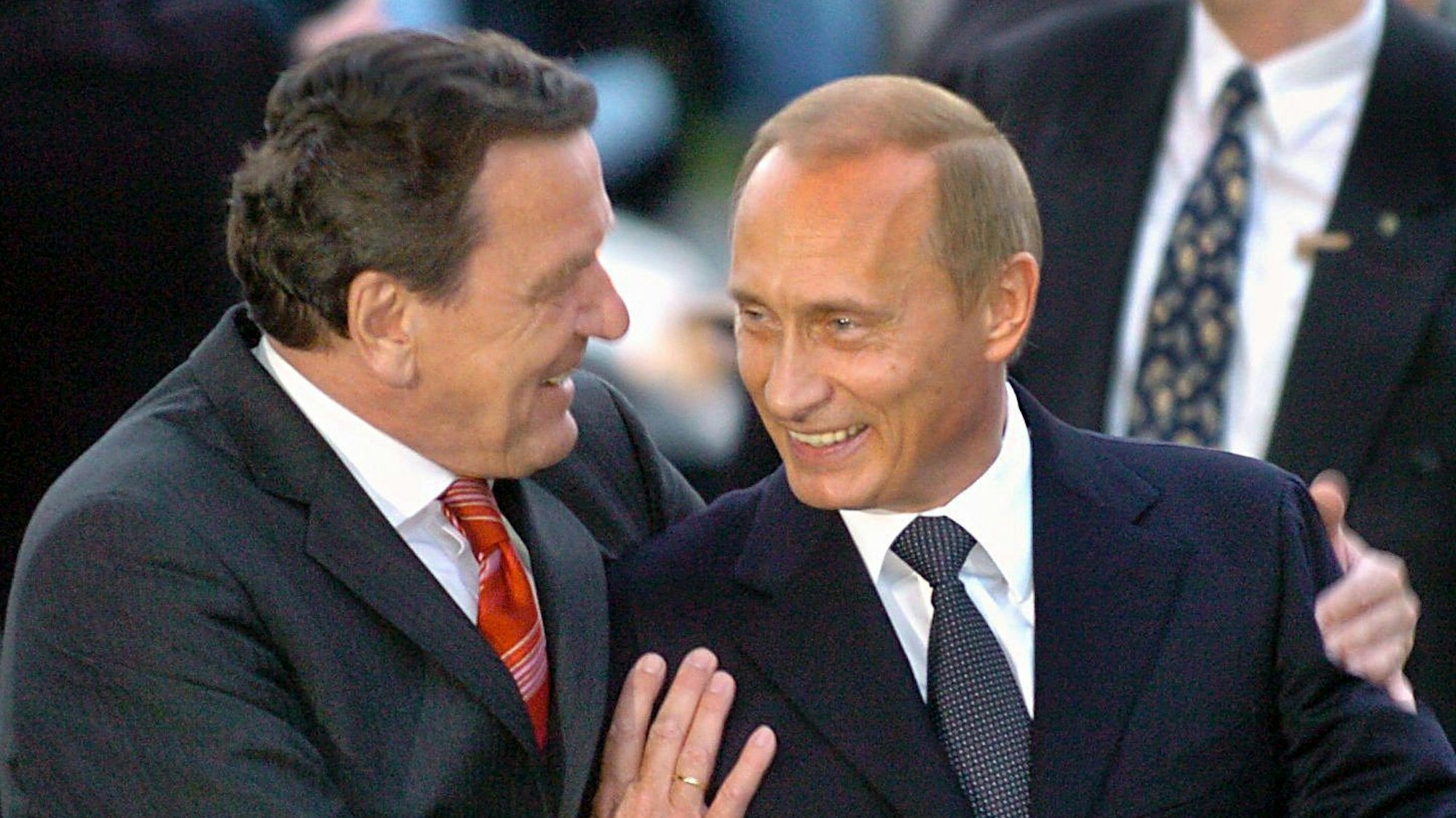 Der damalige Bundeskanzler Gerhard Schröder begrüßt am 16. April 2004 vor dem Theater Hannover am Aegi den russischen Präsidenten Wladimir Putin (r). Schröder feierte hier seinen 60. Geburtstag nach.