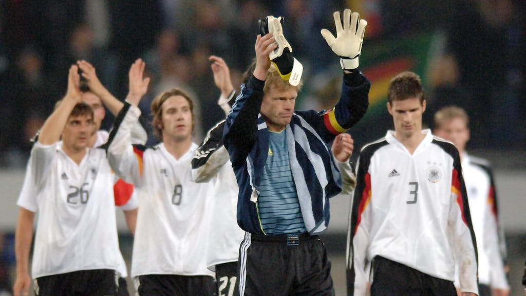 Die deutschen Nationalspieler um Oliver Kahn verabschieden sich nach einem Länderspiel von den Fans.