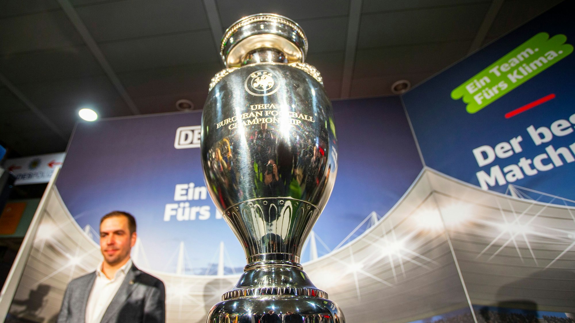 EM-Pokal macht Halt im Kölner Hauptbahnhof