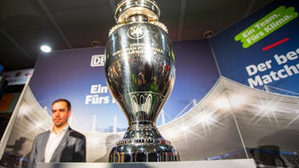 EM-Pokal macht Halt im Kölner Hauptbahnhof&nbsp;