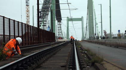 Menschen arbeiten auf der Mülheimer Brücke