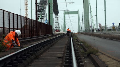 Menschen arbeiten auf der Mülheimer Brücke