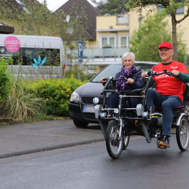 Der Verein „Radeln ohne Alter“ testet ein Parallel-Tandem für bis zu vier Personen. Erste Testfahrerin ist Marliese Herkt, die mit Christoph Lügering unterwegs ist. Die beiden starteten an der Curanum Seniorenresidenz.