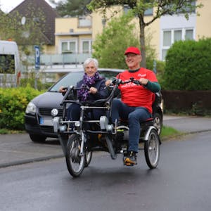 Der Verein „Radeln ohne Alter“ testet ein Parallel-Tandem für bis zu vier Personen. Erste Testfahrerin ist Marliese Herkt, die mit Christoph Lügering unterwegs ist. Die beiden starteten an der Curanum Seniorenresidenz.