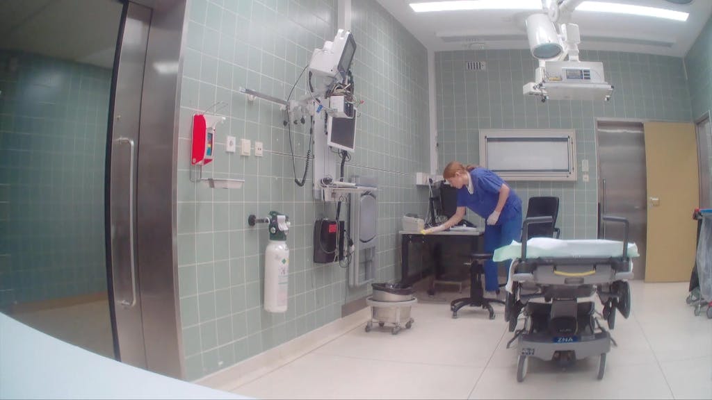 Eine RTL-Reporterin putzt in einem Behandlungsraum in einem Kölner Krankenhaus.