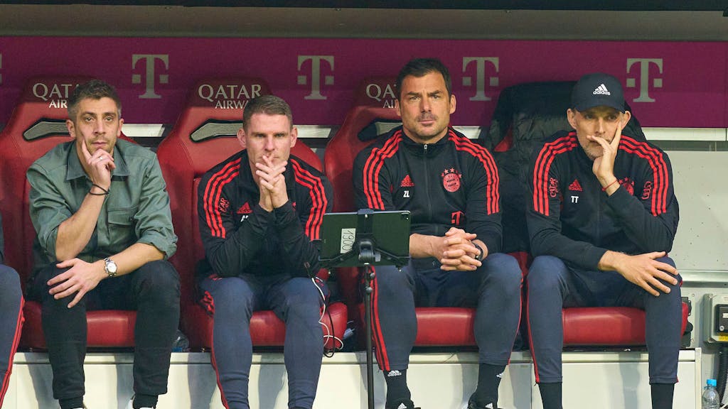 Die Bayern-Bank mit Marco Neppe, Zsolt Löw, Arno Michels und Trainer Thomas Tuchel