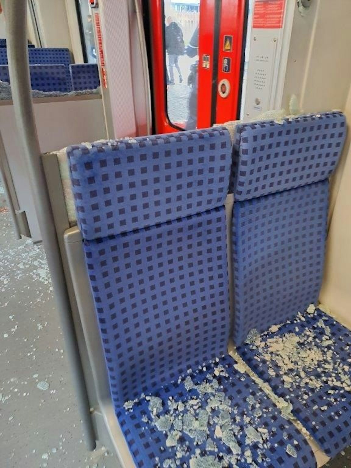 Der Mann schlug laut Bundespolizei mehrere Trennscheiben aus Glas in der S-Bahn ein.