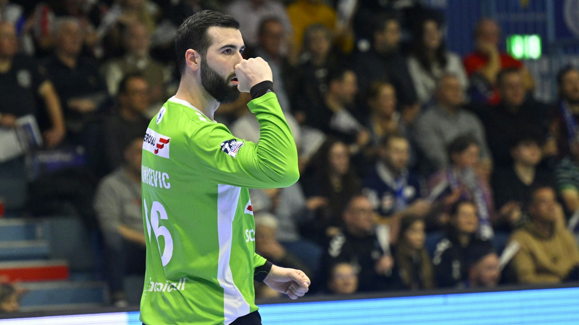 Handball-Torhüter Tibor Ivanisevic streckt die Faust in die Höhe.