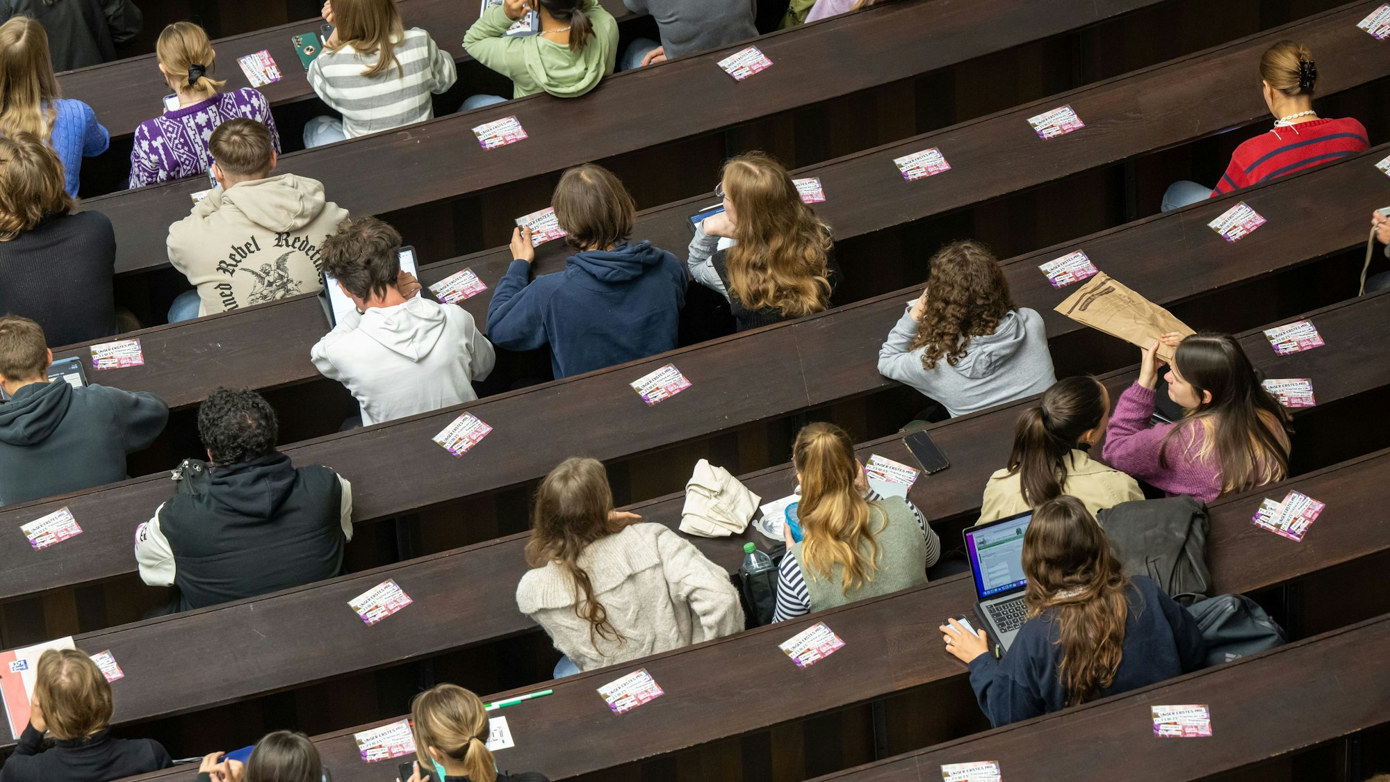 ARCHIV - 16.10.2023, Bayern, München: Studenten nehmen an der Einführungveranstaltung im Audimax der Ludwig-Maximilians-Universität teil.