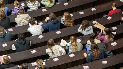 ARCHIV - 16.10.2023, Bayern, München: Studenten nehmen an der Einführungveranstaltung im Audimax der Ludwig-Maximilians-Universität teil.&nbsp;