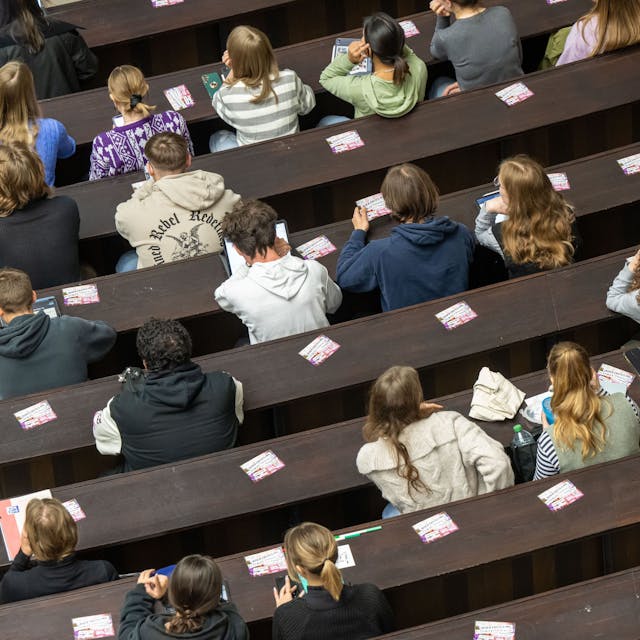 ARCHIV - 16.10.2023, Bayern, München: Studenten nehmen an der Einführungveranstaltung im Audimax der Ludwig-Maximilians-Universität teil.&nbsp;