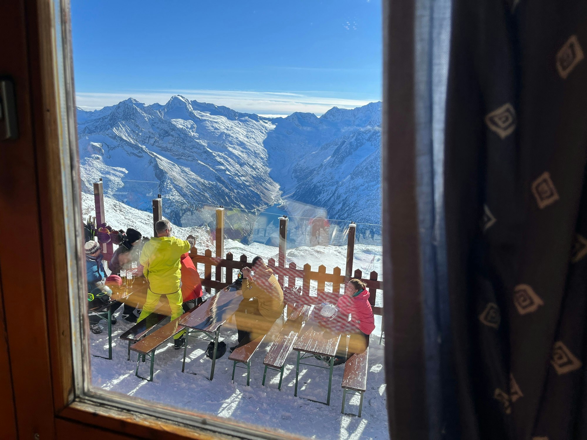 Menschen sitzen im Freisitz der Gletscherhütte im Skigebiet Hintertuxer Gletscher: Fachleute haben herausgefunden, dass es in Österreich in rund 40 Jahren keine Gletscher mehr gibt.