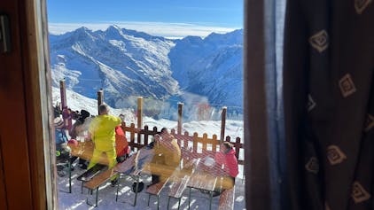 Menschen sitzen im Freisitz der Gletscherhütte im Skigebiet Hintertuxer Gletscher: Fachleute haben herausgefunden, dass es in Österreich in rund 40 Jahren keine Gletscher mehr gibt.