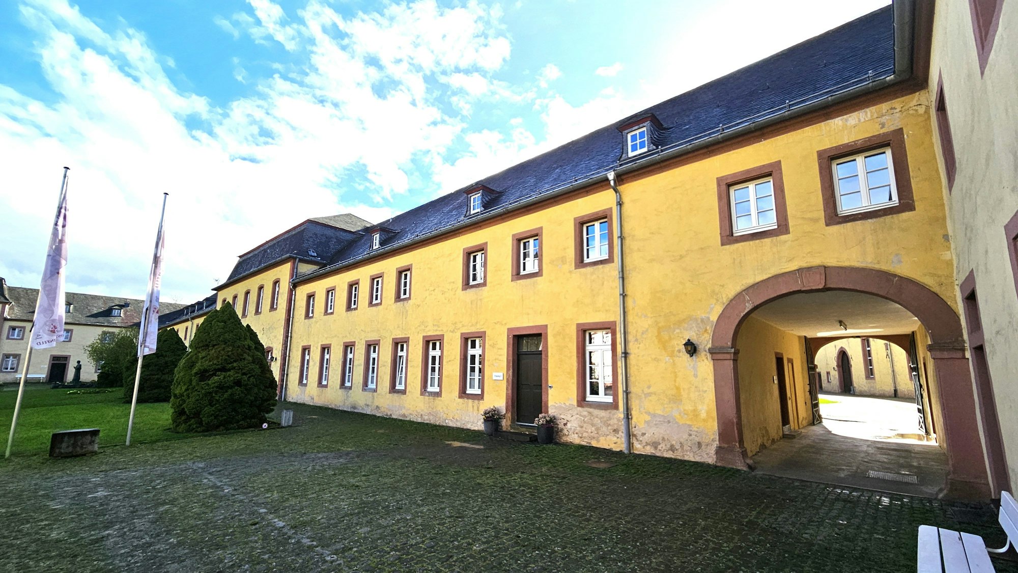 Blick auf das alte Gästehaus am Kloster Steinfeld.