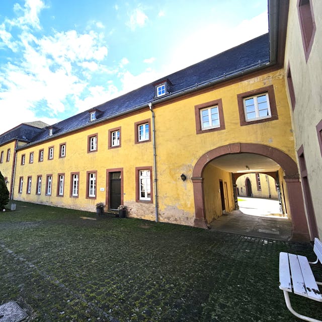 Blick auf das alte Gästehaus am Kloster Steinfeld.
