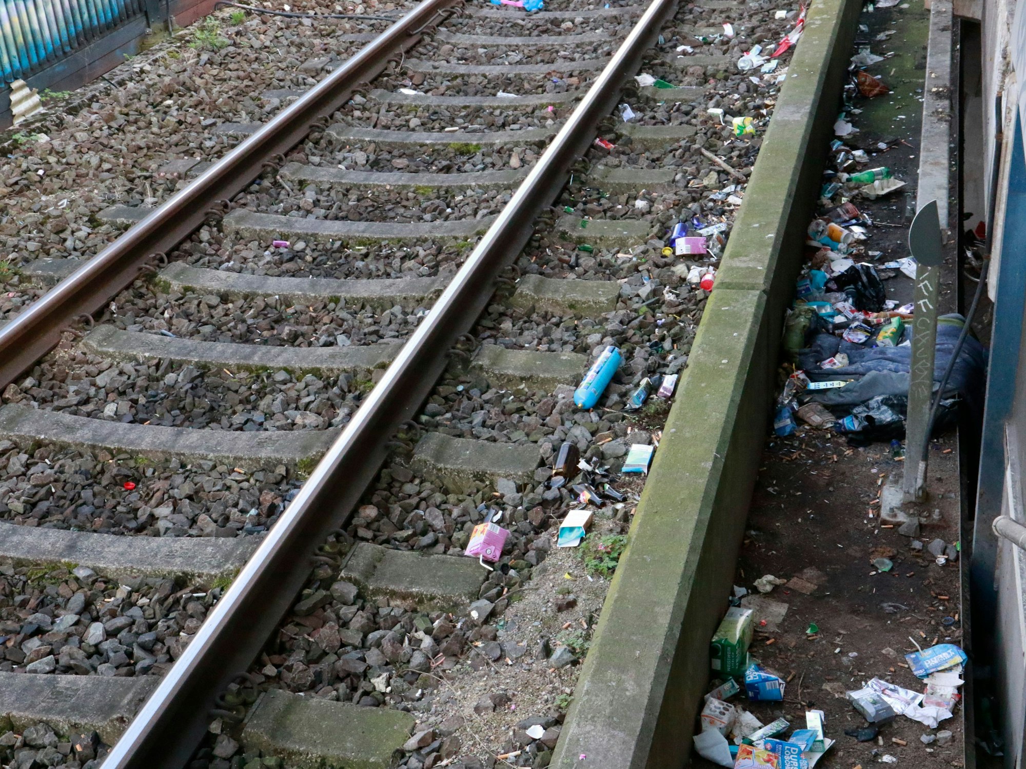 Foto von dem vielen Müll an den Gleisen der Trimbornstraße in Köln.