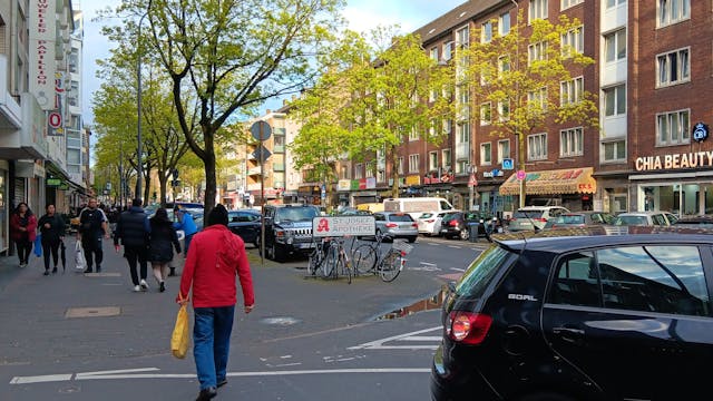 Die belebte Kalker Hauptstraße.