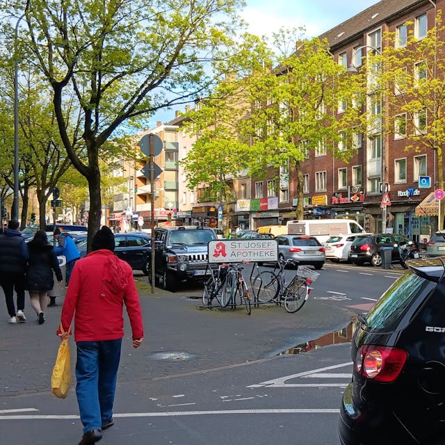 Die belebte Kalker Hauptstraße.