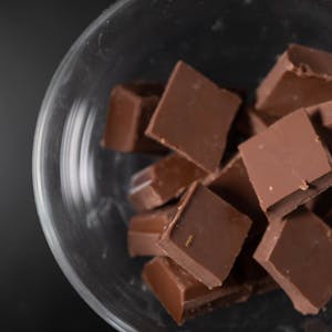 Eine Schale mit Schokolade steht auf einem Couchtisch. (zu dpa: «Preissteigerung für Schokolade erwartet») +++ dpa-Bildfunk +++