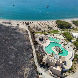 Eine Ferienanlage am Strand von Rhodos nach den Waldbränden im Sommer 2023.