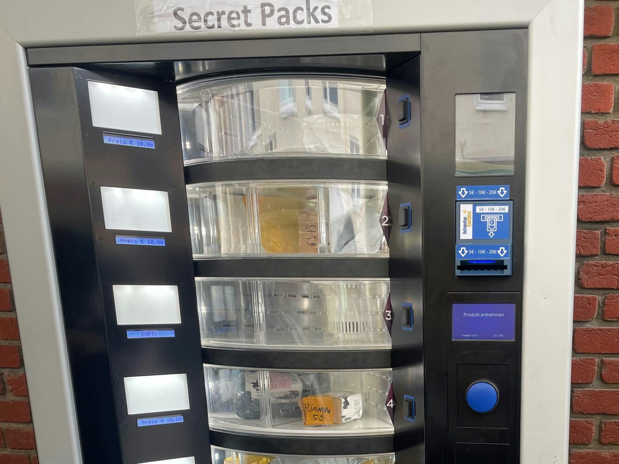 Der „Secret-Packs“-Automat an seinem ersten Standort in Mülheim.