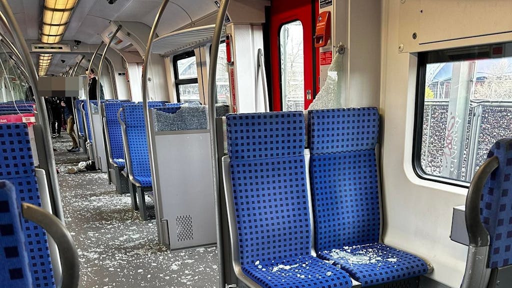 Glasscherben liegen in einem S-Bahn-Abteil