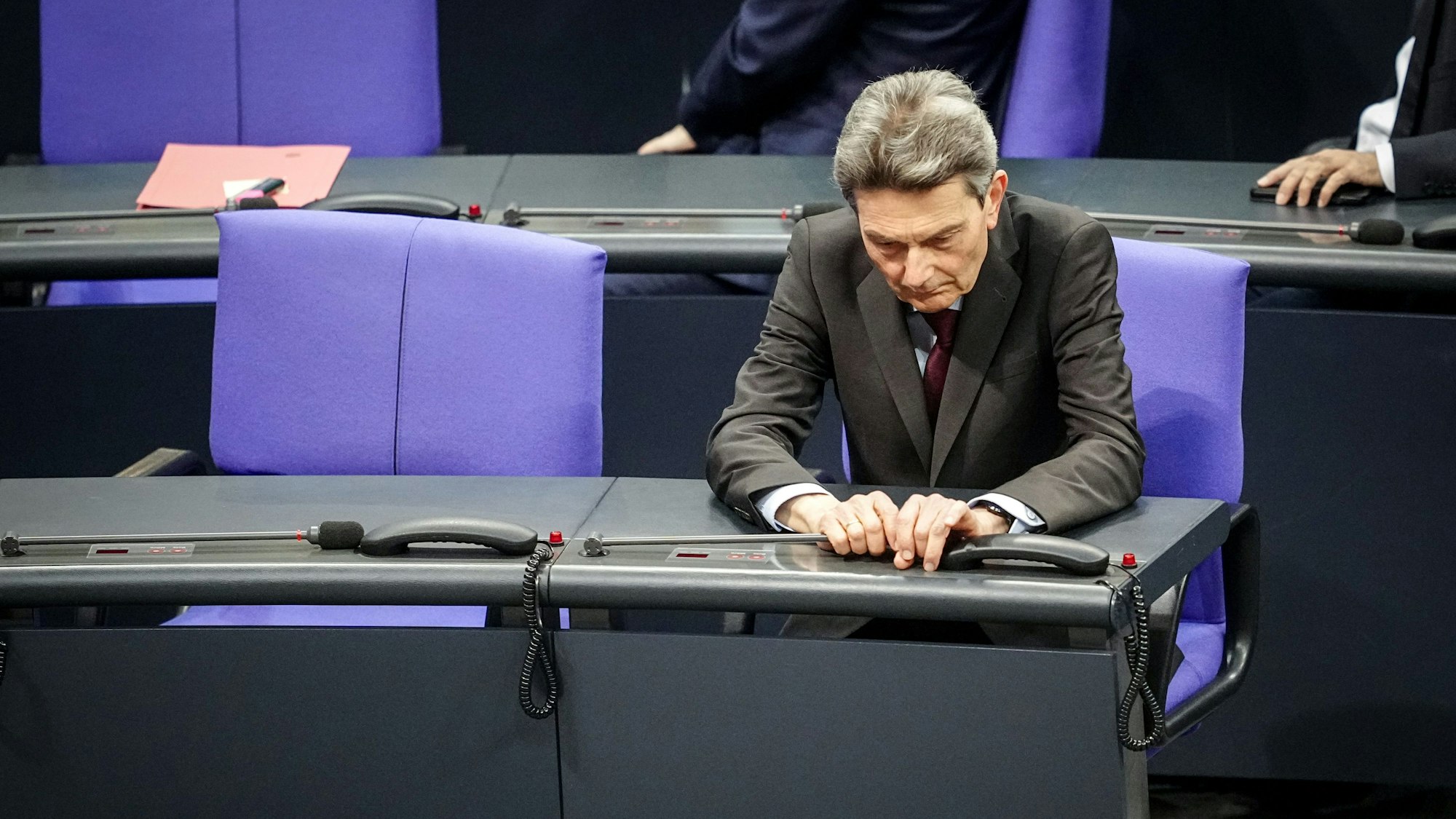 Rolf Mützenich, Vorsitzender der SPD-Bundestagsfraktion, nimmt an der Sitzung des Bundestags teil. Die Kritik an dem Kölner Politiker innerhalb der Partei reißt nicht ab. (Archivbild)