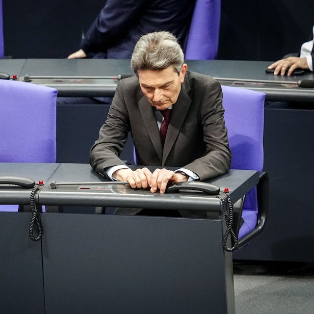 Rolf Mützenich, Vorsitzender der SPD-Bundestagsfraktion, nimmt an der Sitzung des Bundestags teil. Die Kritik an dem Kölner Politiker innerhalb der Partei reißt nicht ab. (Archivbild)