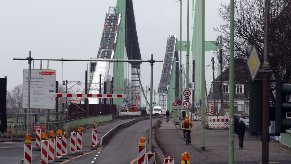 Blick auf die Mülheimer Brücke. Die Brücke wird derzeit saniert.
