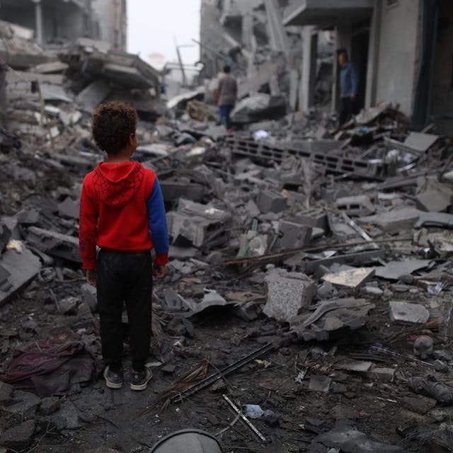 Palästinensische Gebiete, Maghazi: Ein Junge steht vor den Trümmern nach einem Luftangriff im Flüchtlingslager Maghazi im Zentrum des Gazastreifens.