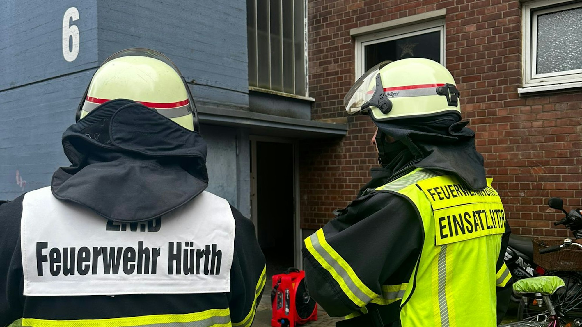Die Feuerwehr Hürth war mit 40 haupt- und ehrenamtlichen Feuerwehrleuten im Nordring, um einen Wohnungsbrand zu löschen.
