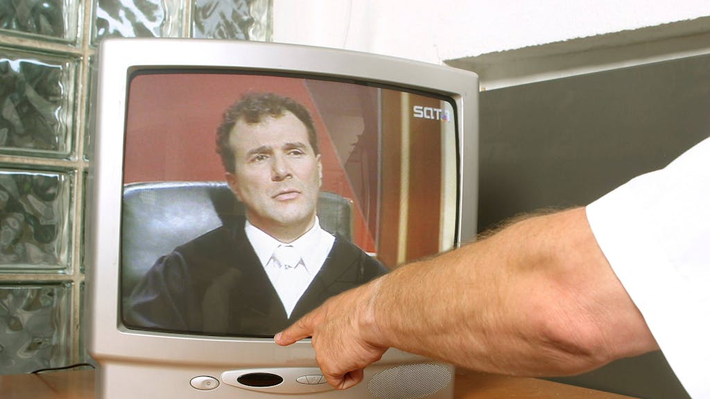 Damals TV-Richter, heute im bayerischen Landtag tätigt: Alexander Hold, hier 2004 in der Sat.1-Sendung „Richter Alexander Hold“ zu sehen.