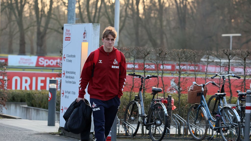 FC-Innenverteidiger Timo Hübers bei der Abfahrt zum Auswärtsspiel nach Mönchengladbach am 08. Februar 2024.