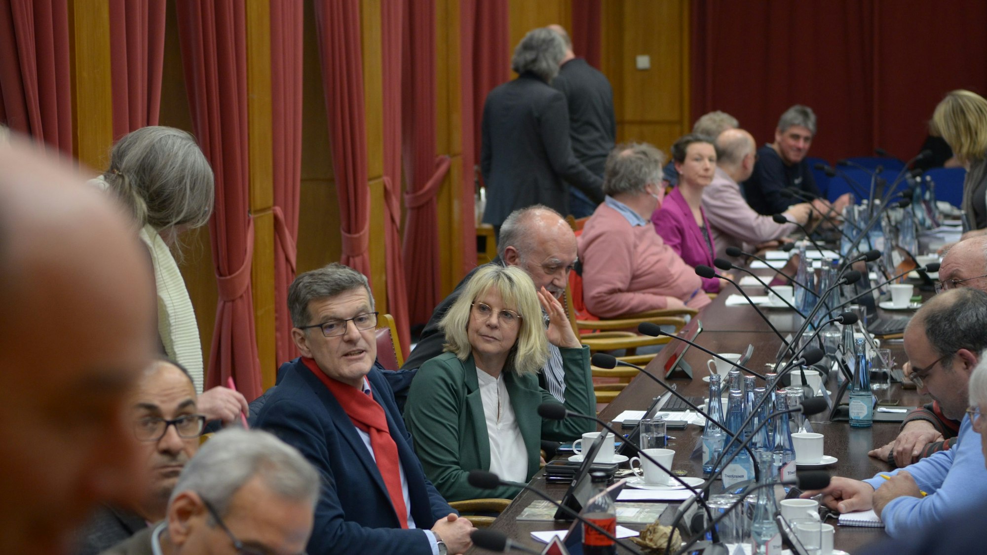Mitglieder des Euskirchener Stadtrats während einer Sitzung im Ratssaal.
