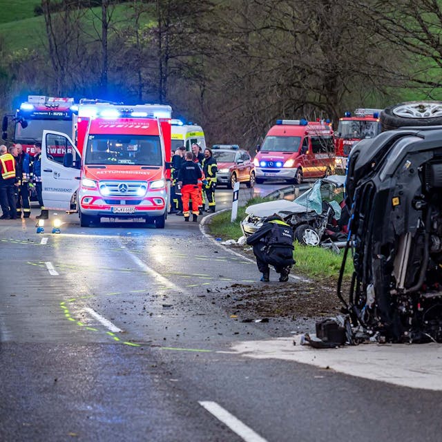 Einsatzwagen und Unfallwagen nach einem schweren Verkehrsunfall.