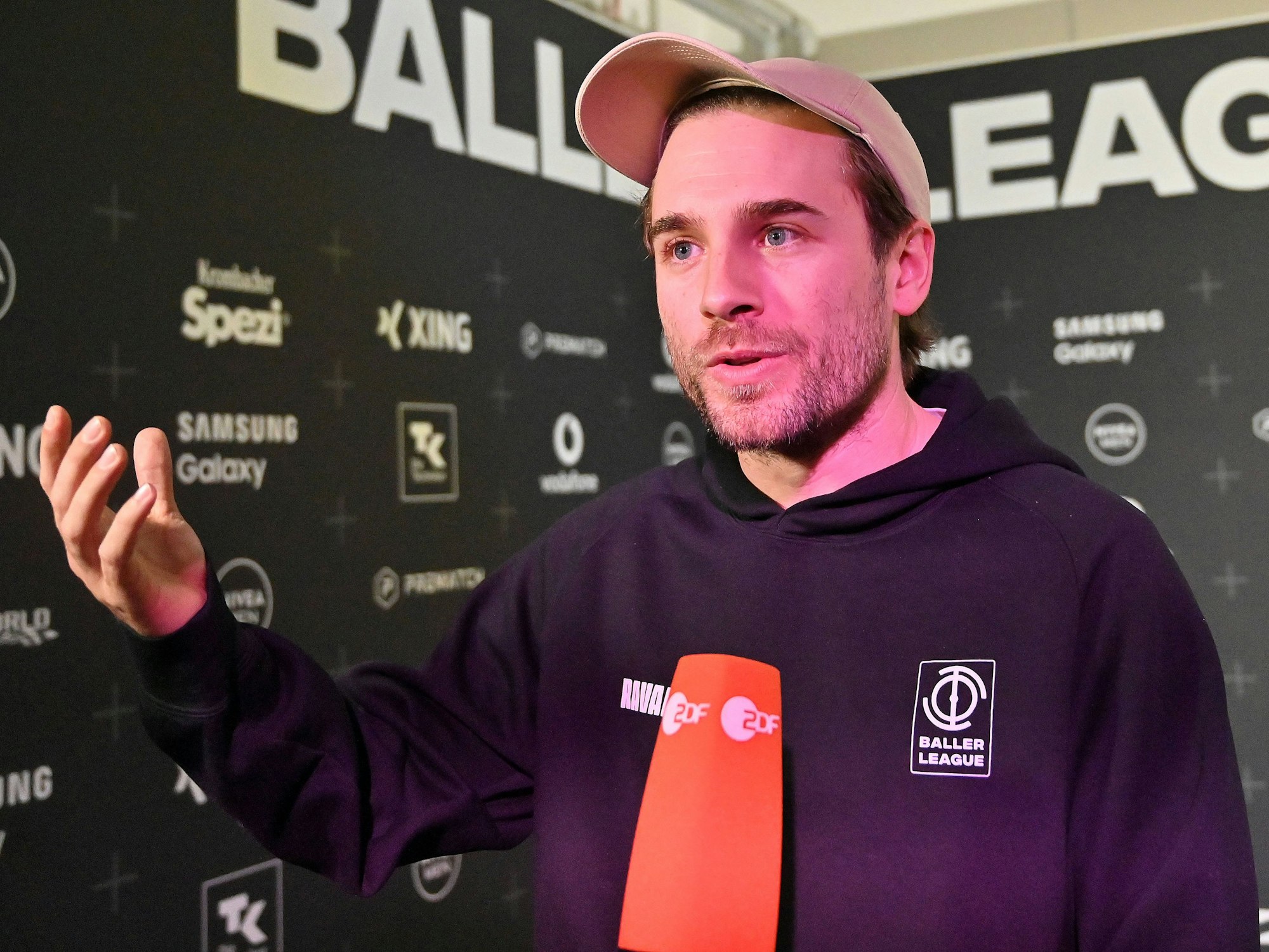 Felix Starck, Gründer der Baller League, gibt dem ZDF ein Interview.
