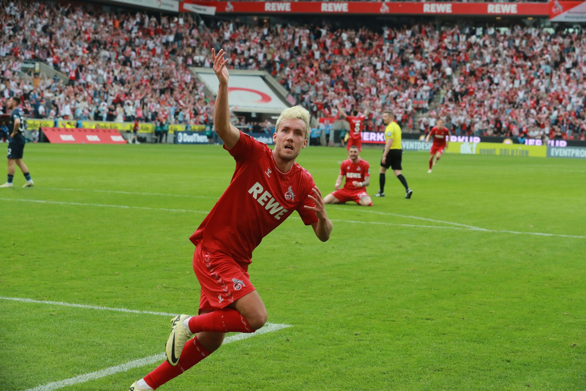 Luca Waldschmidt jubelt über sein Tor für den 1. FC Köln.