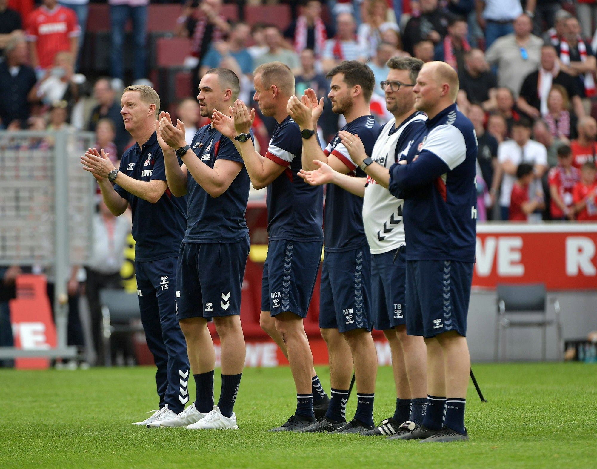 Das Trainerteam des 1. FC Köln applaudiert nach dem Sieg gegen Bochum.