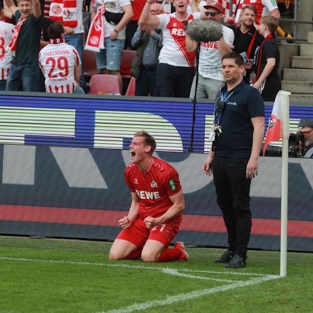 Steffen Tigges, Stürmer des 1. FC Köln, jubelt nach dem erlösenden Ausgleich kurz vor Schluss über sein erstes Saisontor.








