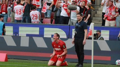 Steffen Tigges, Stürmer des 1. FC Köln, jubelt nach dem erlösenden Ausgleich kurz vor Schluss über sein erstes Saisontor.








