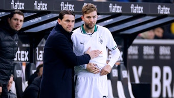 Trainer Gerardo Seoane von Borussia Mönchengladbach mit Spieler Christoph Kramer vor dessen Einwechselung.