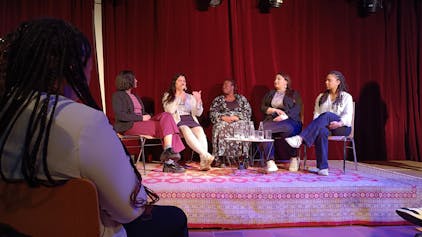 Fünf&nbsp;Expertinnen und Aktivistinnen diskutierten auf der Bühne im Bürgerhaus MüZe.