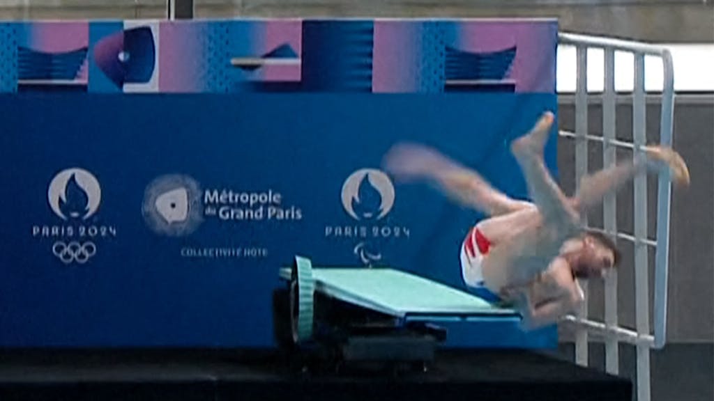 Der französische Wasserspringer Alexis Jandard kommt bei einem Sprung im Rahmen der Eröffnung des Centre Aquatique Olympique in Paris zu Fall.