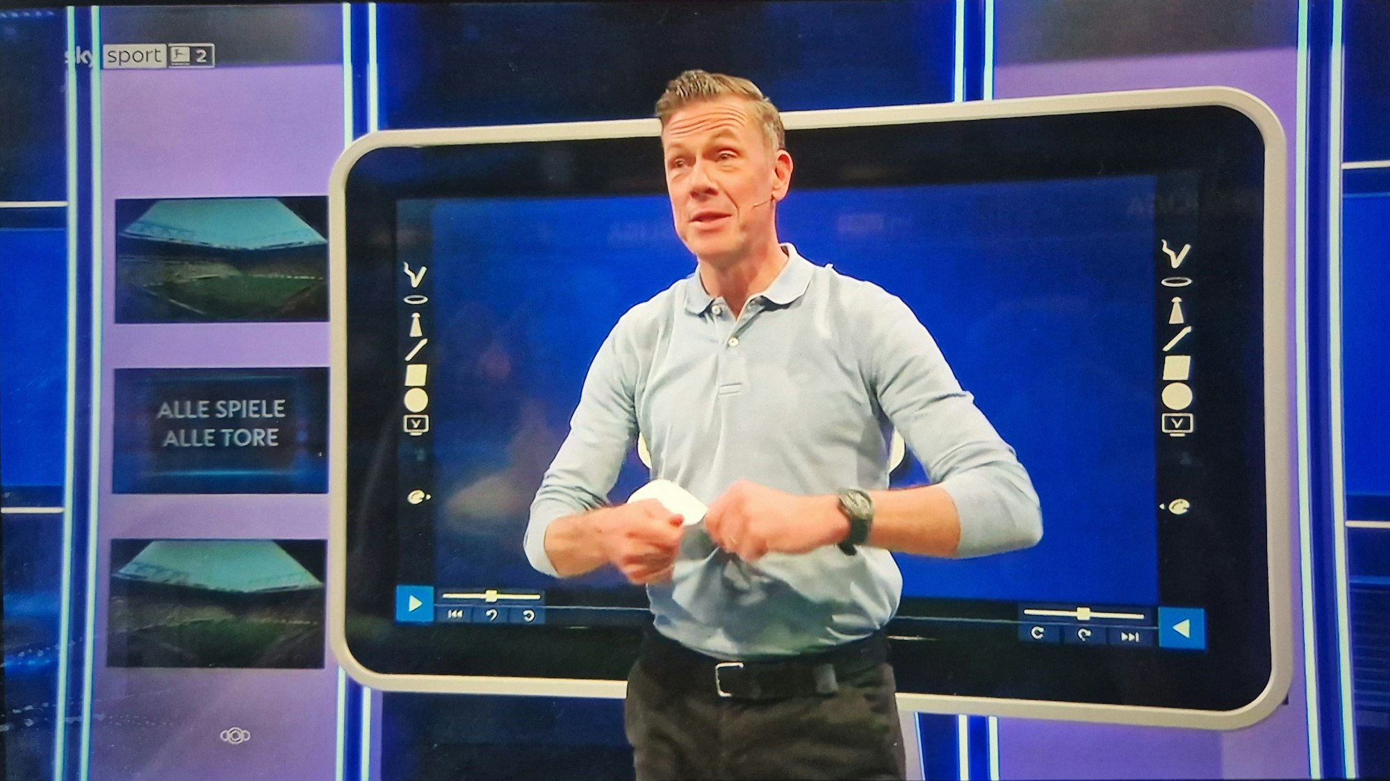 Erik Meijer zerreißt in der Sky-Sendung „Alle Spiele, alle Tore“ seinen Zettel mit Notizen für die Analyse zum Spiel des 1. FC Köln gegen den VfL Bochum.