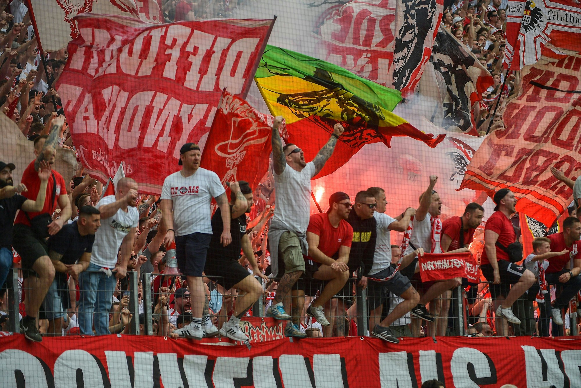 Die Fans des 1. FC Köln feiern den Sieg gegen Bochum.