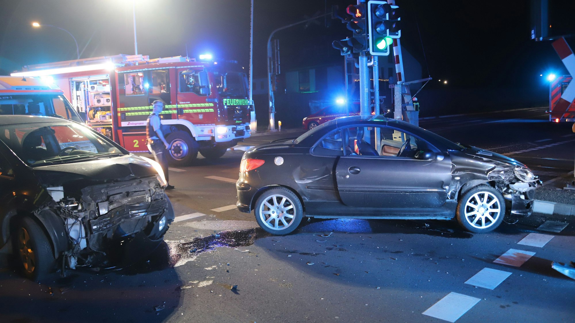 Auf der Kreuzung Südstraße/Mondorfer Straße in Niederkassel stehen nach einem nächtlichen Verkehrsunfall zwei schwer beschädigte Pkw.