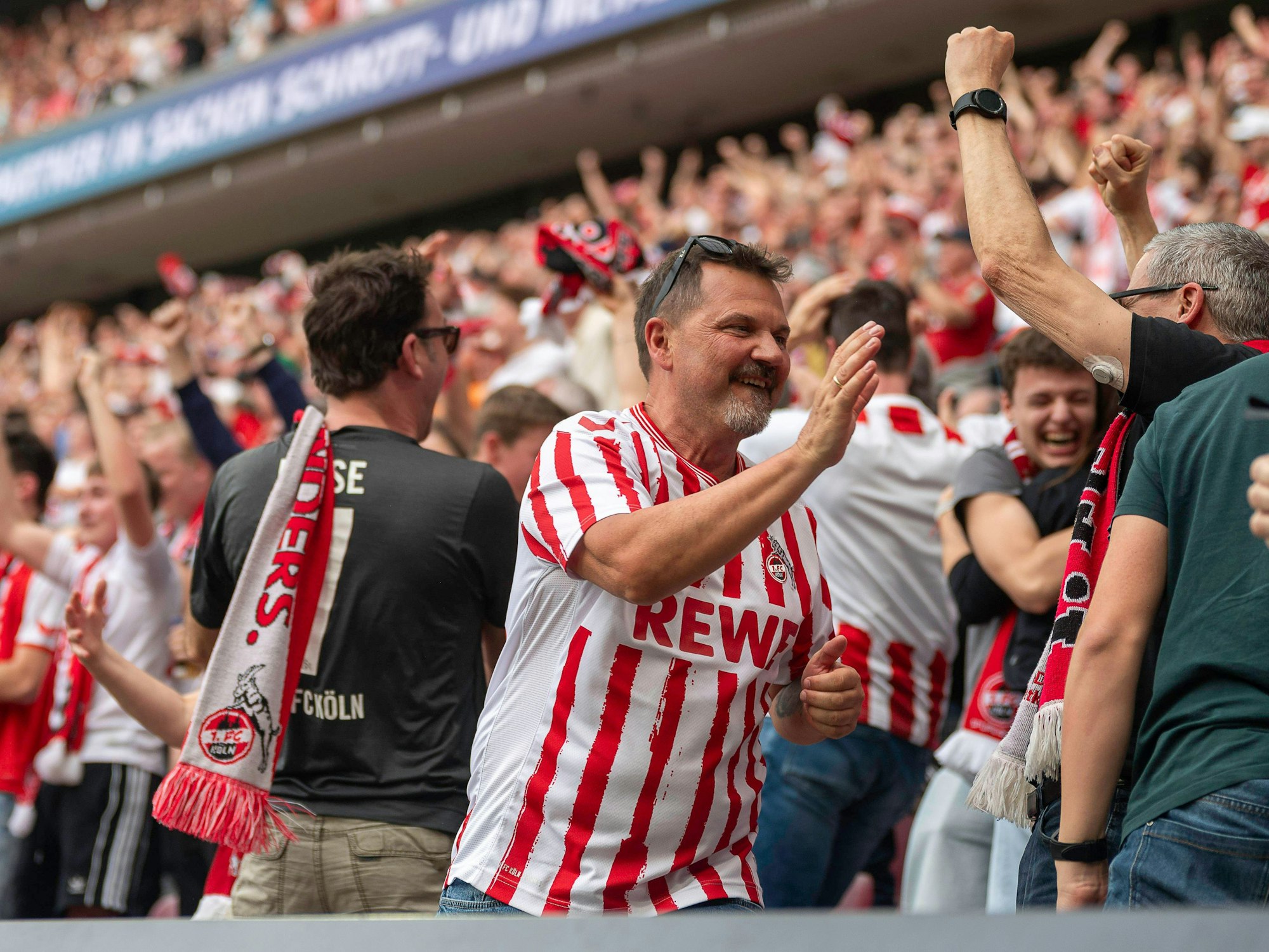 Fans des 1. FC Köln feiern den Sieg gegen den VfL Bochum.